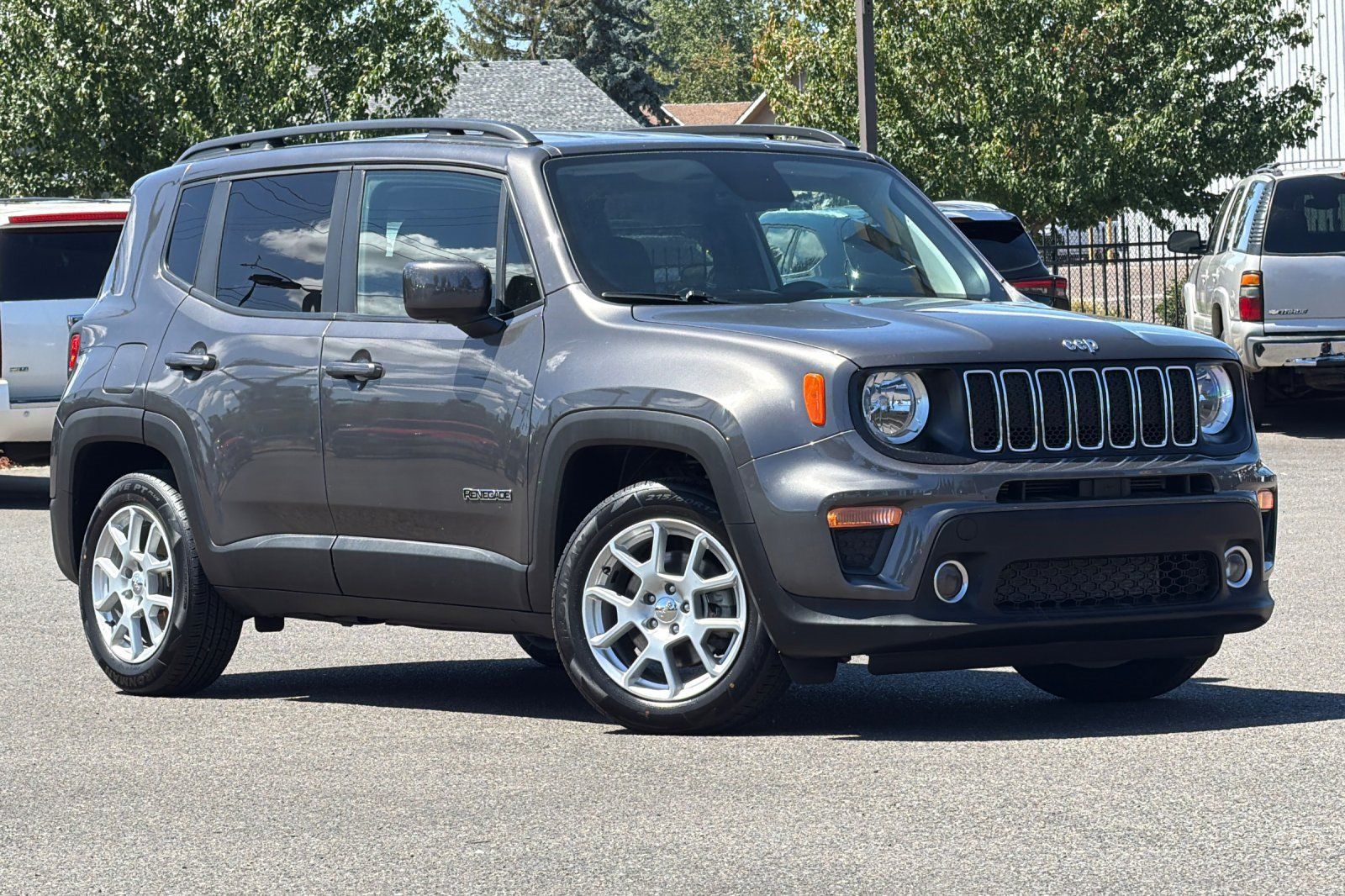Used 2019 Jeep Renegade Latitude FWD image 2