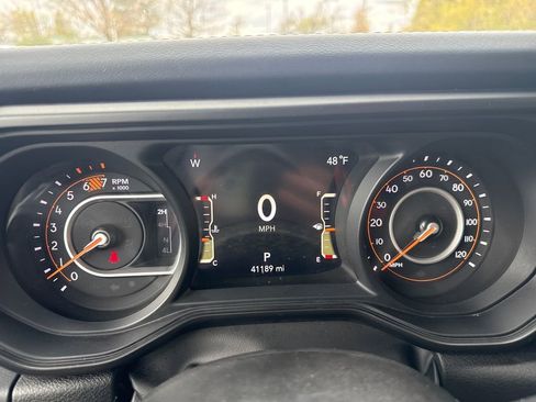Used 2024 Jeep Wrangler Unlimited Rubicon AWD/4WD image 2