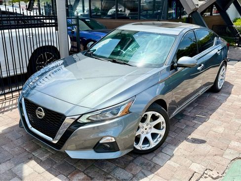 Used 2019 Nissan Altima 2.5 Platinum FWD image 1