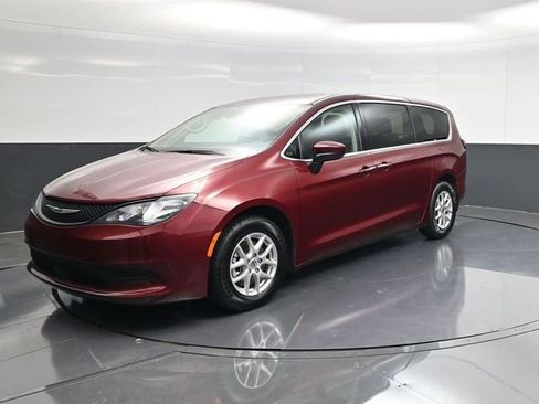 Used 2023 Chrysler Voyager LX FWD image 7