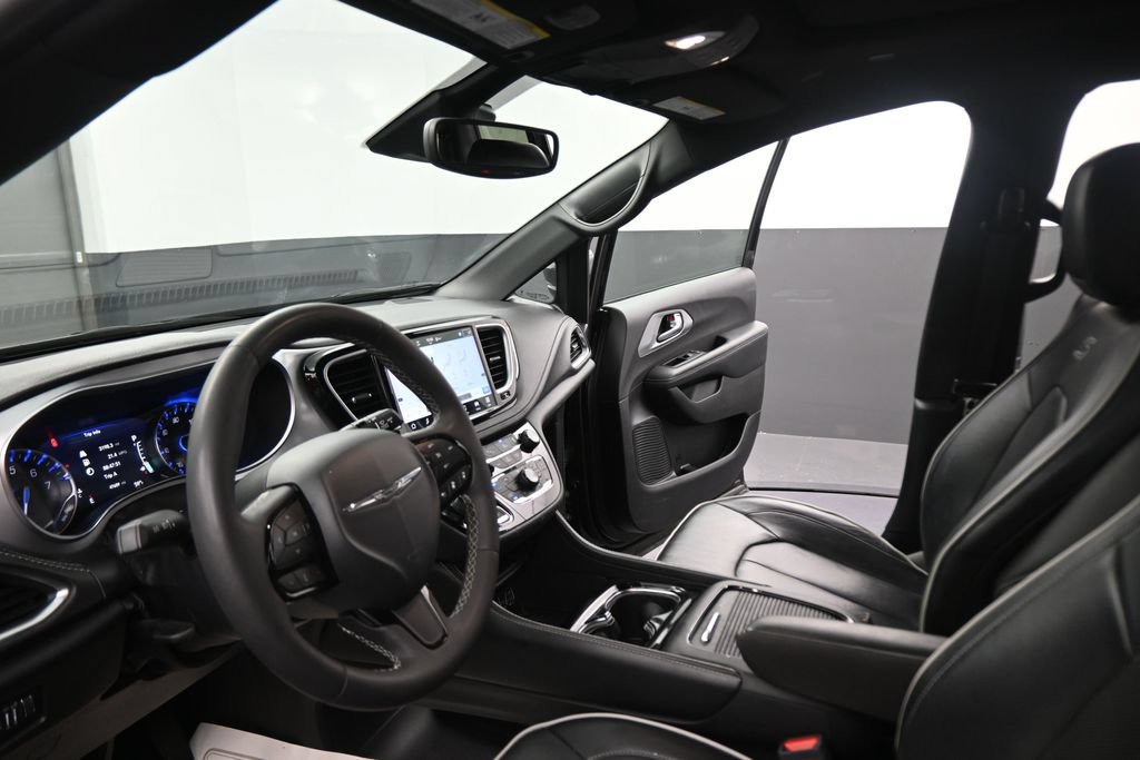 Used 2025 Chrysler Pacifica Limited FWD image 41