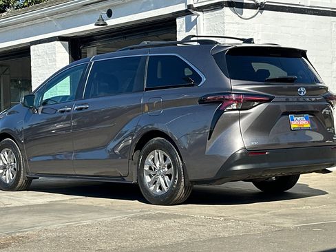 Used 2024 Toyota Sienna XLE image 6