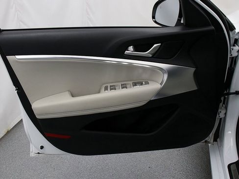 Used 2025 Genesis G70 2.5T image 23