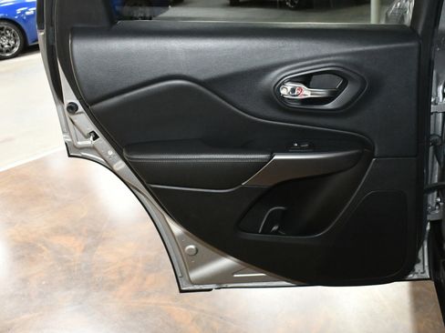 Used 2019 Jeep Cherokee Limited image 45