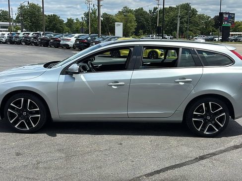 Used 2018 Volvo V60 T5 Dynamic FWD image 3