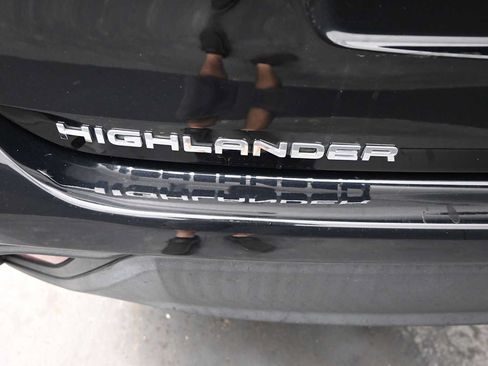 Used 2021 Toyota Highlander XLE AWD/4WD image 25