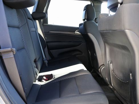 Used 2019 Jeep Grand Cherokee Laredo image 12