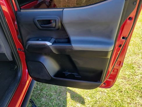 Used 2021 Toyota Tacoma SR5 AWD/4WD image 30