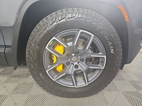 Used 2022 Rivian R1T Launch Edition image 12