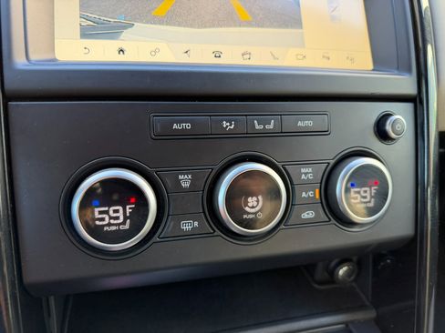 Used 2019 Land Rover Discovery SE image 35