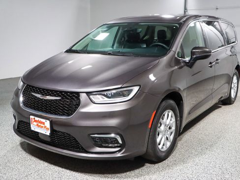 Used 2023 Chrysler Pacifica Touring-L FWD image 32