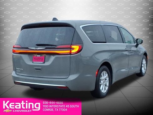 Used 2023 Chrysler Pacifica Touring-L image 6