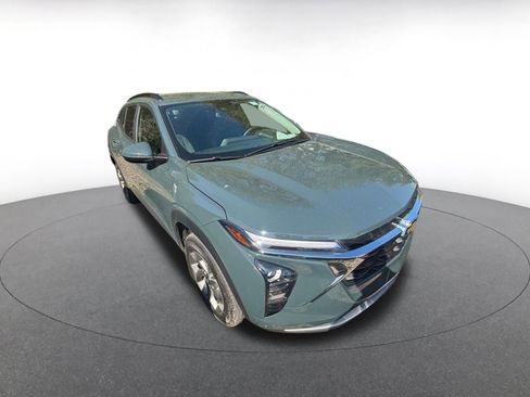 Used 2025 Chevrolet Trax LT w/ LT Convenience Package image 2