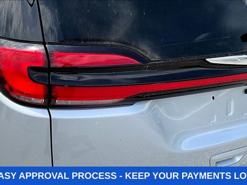 Used 2024 Chrysler Pacifica Touring-L FWD image 25