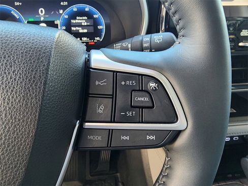 Used 2023 Toyota Highlander Limited image 22