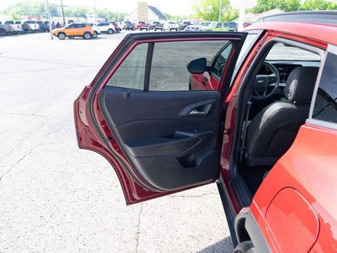 Used 2025 Chevrolet Trax LT FWD image 11