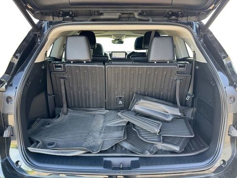 Used 2023 Toyota Highlander XLE AWD/4WD image 19