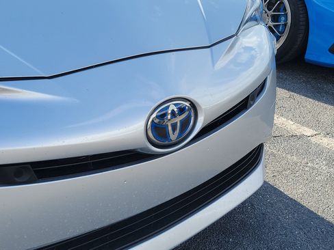 Used 2018 Toyota Prius Three image 3