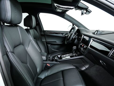 New 2026 Porsche Macan AWD/4WD image 25