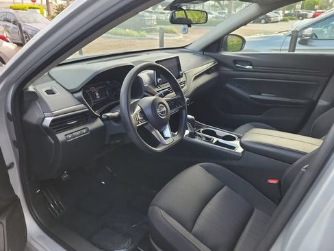 Used 2024 Nissan Altima 2.5 SV FWD image 10