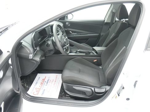 Used 2024 Hyundai Elantra SE FWD image 15