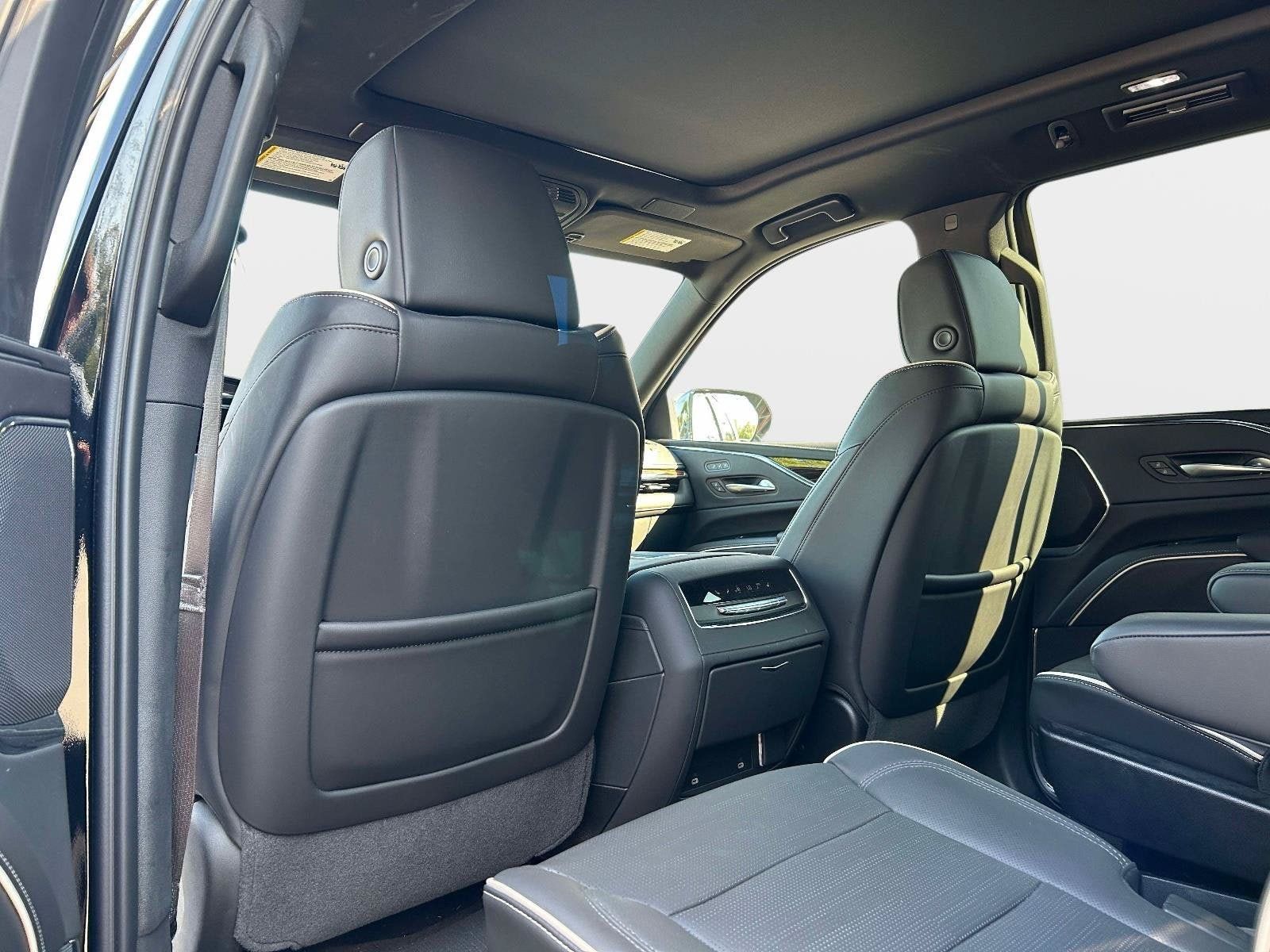 Used 2024 Cadillac Escalade Premium Luxury AWD/4WD image 15