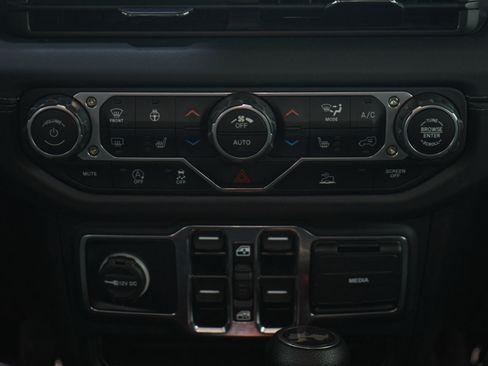 Used 2025 Jeep Wrangler Sahara image 18