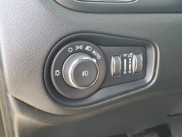 Used 2022 Jeep Renegade Altitude w/ Sun/Sound Group AWD/4WD image 9