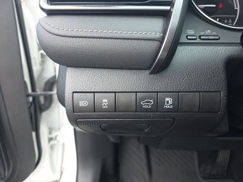 Used 2020 Toyota Camry SE w/ Sunroof Package image 16