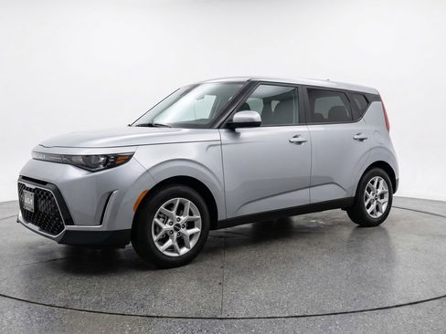 Used 2025 Kia Soul LX w/ LX Technology Package FWD image 3