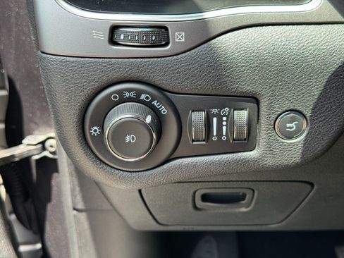 Used 2021 Jeep Cherokee Latitude Lux w/ Comfort/Convenience Group AWD/4WD image 16