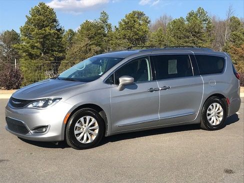 Used 2018 Chrysler Pacifica Touring-L image 1