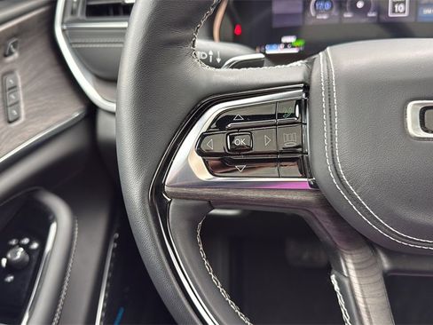 Used 2022 Jeep Grand Cherokee Overland w/ Advanced Protech Group III image 37