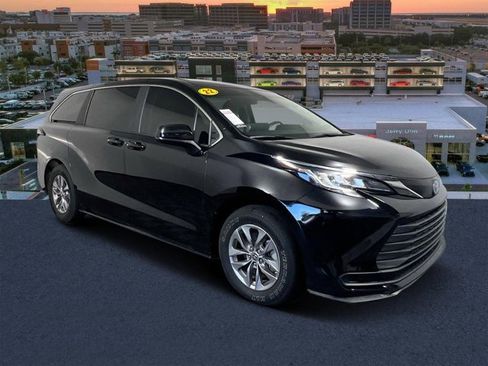 Used 2022 Toyota Sienna LE image 1