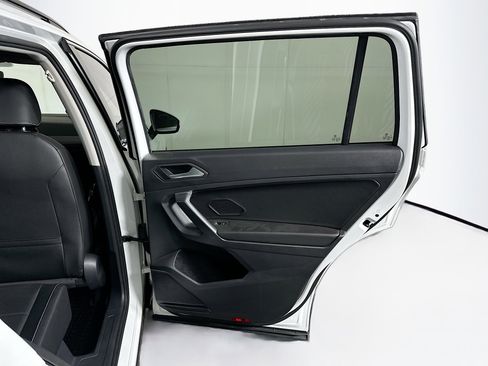 Used 2021 Volkswagen Tiguan SE w/ Panoramic Sunroof Package image 29