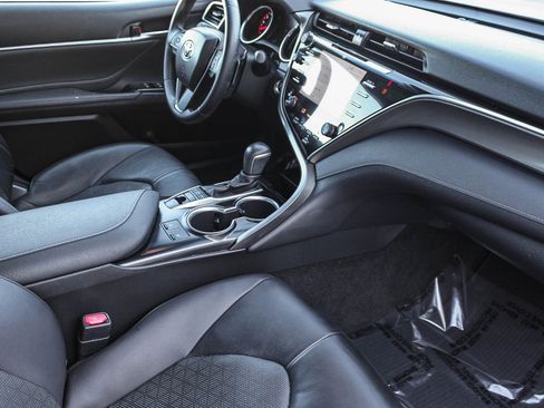 Used 2018 Toyota Camry XSE image 17