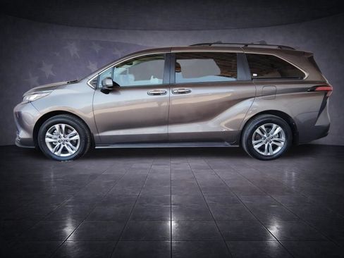 Used 2022 Toyota Sienna XLE w/ XLE Plus Package FWD image 2