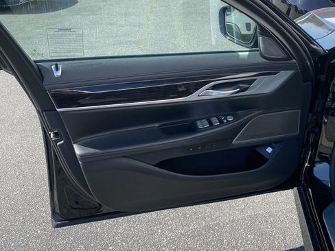 Used 2019 BMW 740i w/ M Sport Package RWD image 9