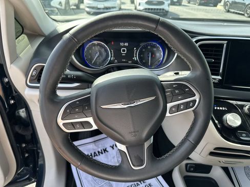 Used 2023 Chrysler Pacifica Touring-L FWD image 20