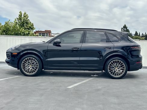 Used 2023 Porsche Cayenne Platinum Edition AWD/4WD image 2