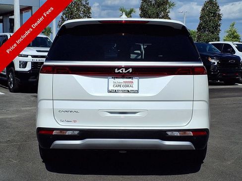 Used 2024 Kia Carnival EX FWD image 6