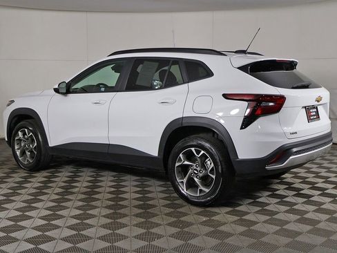 Used 2025 Chevrolet Trax LT w/ LT Convenience Package FWD image 8