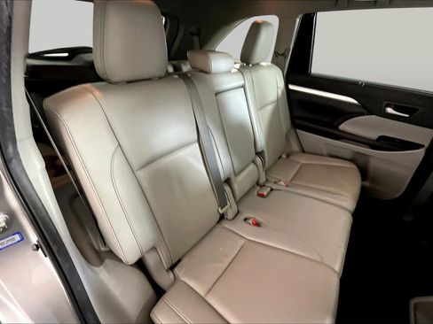 Used 2019 Toyota Highlander XLE FWD image 20