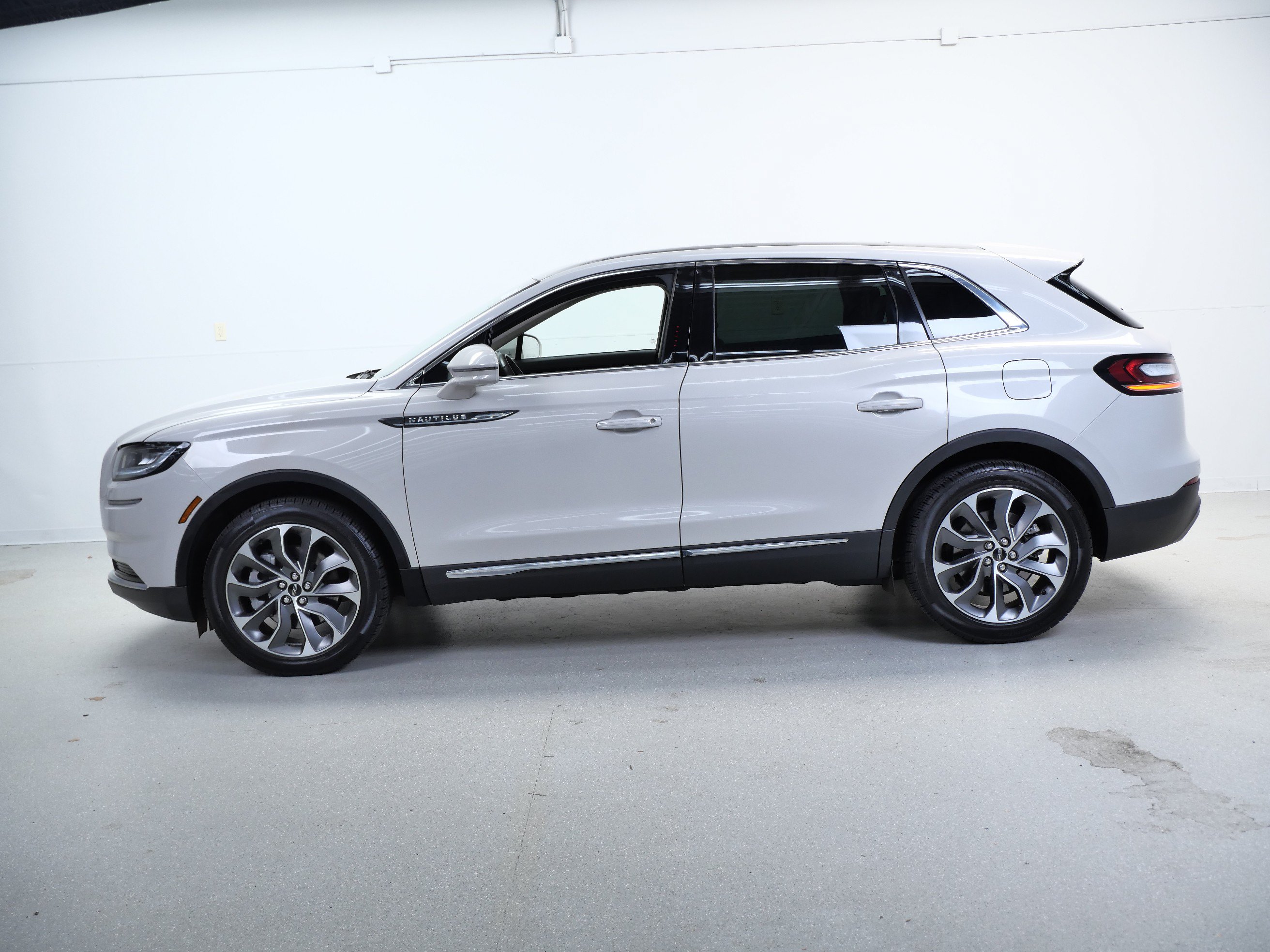 Used 2022 Lincoln Nautilus Reserve w/ Luxury Package AWD/4WD image 9