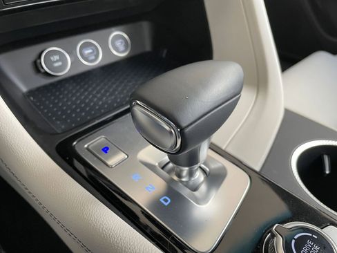 Used 2025 Genesis G70 2.5T image 41