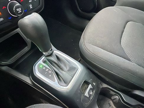 Used 2020 Jeep Renegade Altitude image 32