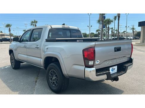 Used 2018 Toyota Tacoma SR5 RWD image 3