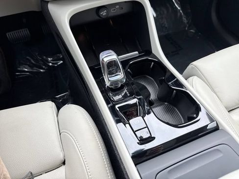 Certified 2024 Volvo XC40 B5 Plus w/ Climate Package AWD/4WD image 25