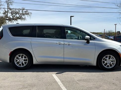 Used 2023 Chrysler Voyager LX image 4