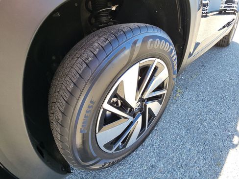 Used 2024 Volkswagen Atlas SE image 18